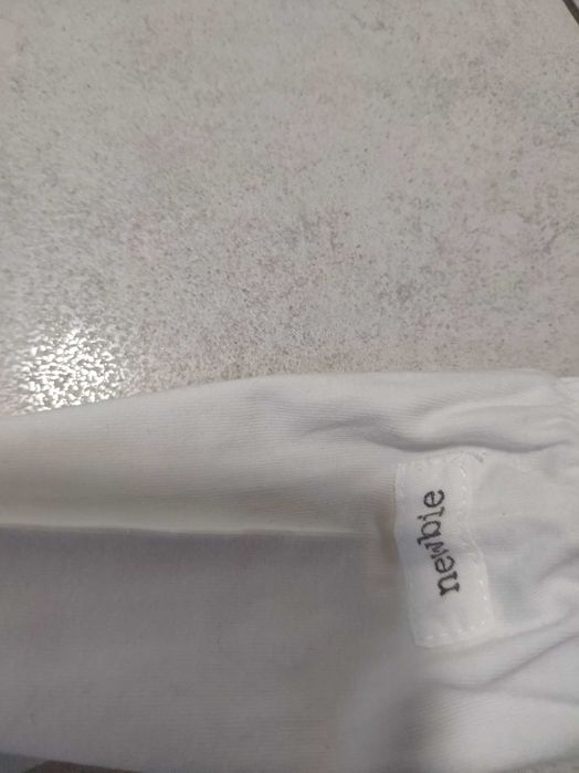 Piękne białe body niemowlęce roz.74 z Newbie