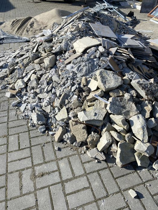 Oddam gruz z betonu plytek