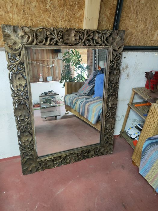 2 Espelho de madeira com moldura entalhada