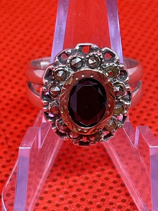 Anel prata com pedra preta e apontamentos a ouro