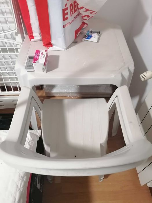 Sofá e mesas de plástico com duas cadeiras