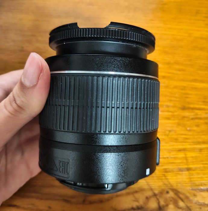 Objetiva Canon EF-S 18-55mm f/3.5-5.6 III