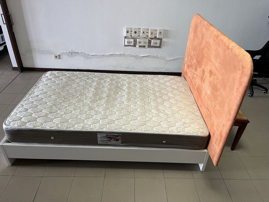 Estrado com colchao e cabeceira em tecidi/veludo