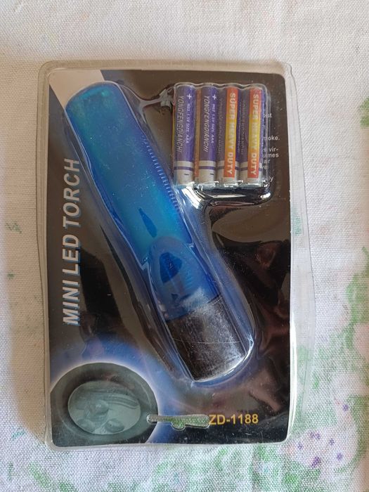 Lanterna pequena Nova e embalada (pilhas incluídas)