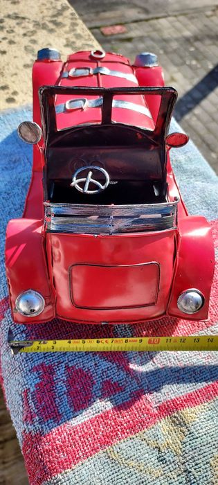 Réplica de carro antigo de cor vermelha