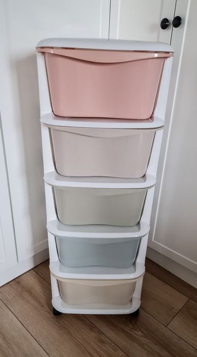 Kolorowy Regał z Plastikowymi Pojemnikami na Kółkach Szuflady