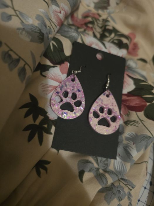 Vestido florido e um par de brincos