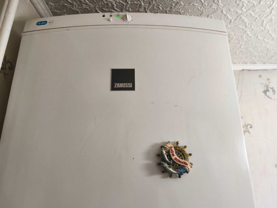 Продам морозильну шафу Zanussi ZFU 27400 WA.