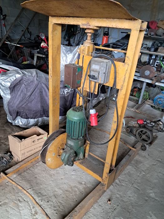 Polski żuraw budowlany sprawny