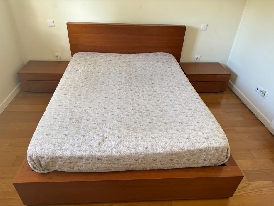 Cama de casal c/mesinhas