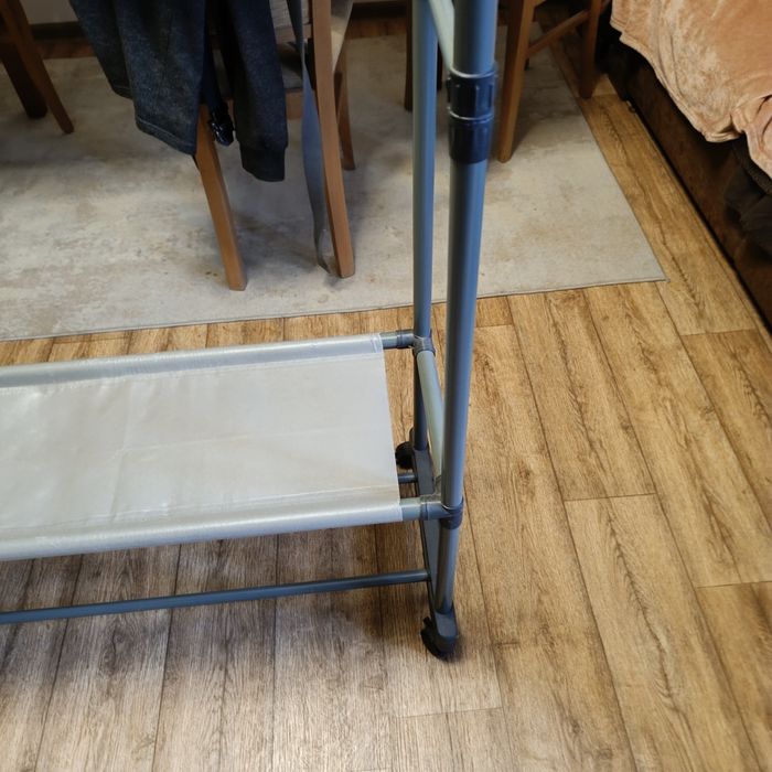 Wieszak na kółkach