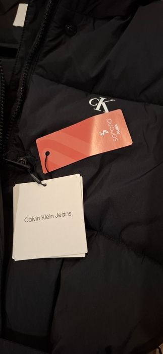 Sprzedam piękna zimowa Nowa kurtke Calvin Klein z mini wada