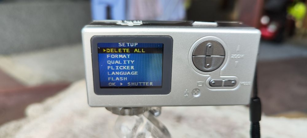 Mini cyfrowy aparat marki Aiptek.