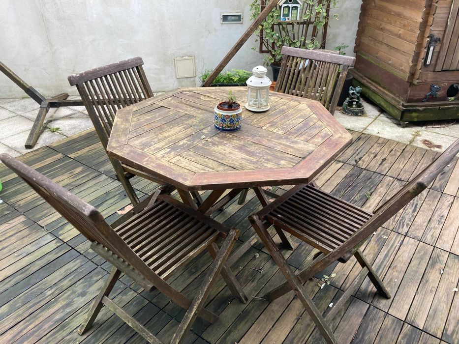 Mesa e 4 cadeiras de jardim em madeira