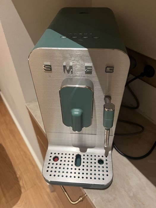 -50% SMEG Máquina de café automática com cappuccinador