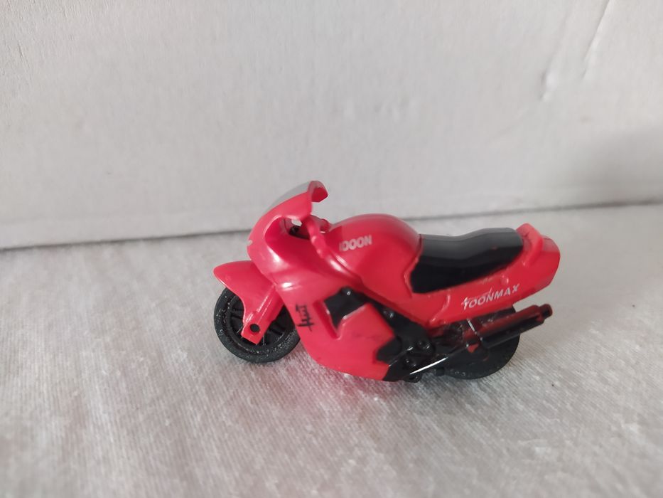 Mota em miniatura. 5 cm. Com corda. Excelente estado.