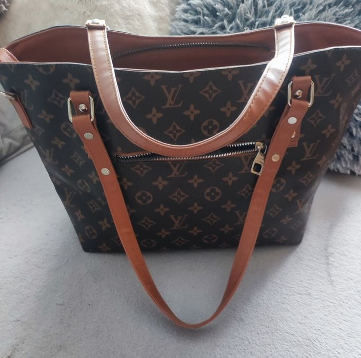 Torebka z brązowymi i wykończeniami