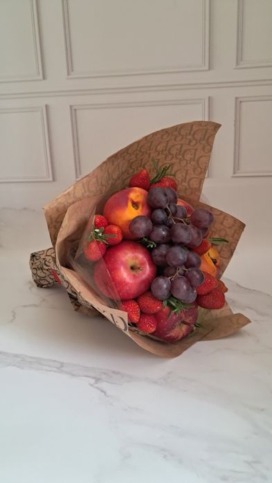 Подарочная корзина, букет и ящик с фруктами