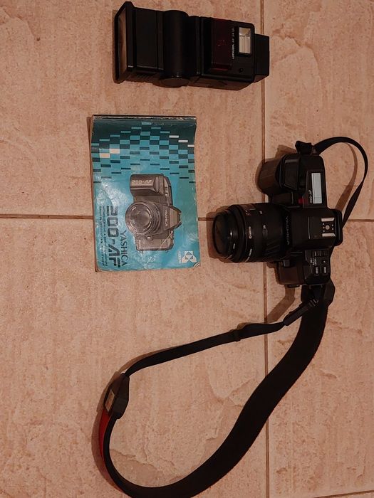 Camera Fotográfica Yashica 200 AF
Danificada