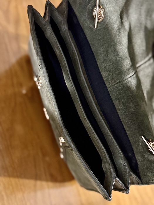 Crossbody bag pele tachas