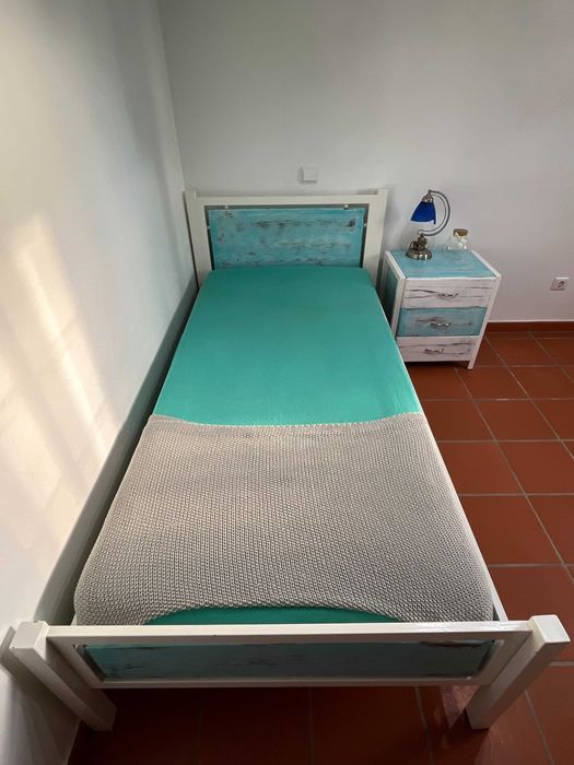 Cama de Solteiro e Mesa de Cabeceira
