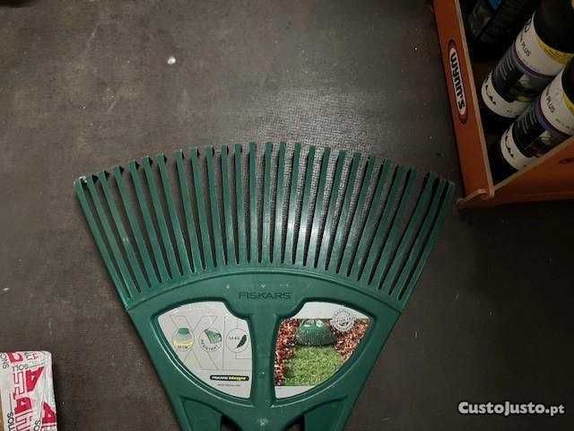 Vassoura para relva XL 27 dentes cabo em madeira- FISCAS