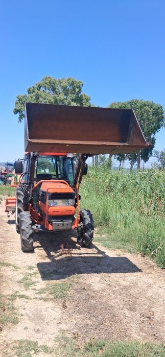 Tratror kubota cabinado com pa carregador frontal