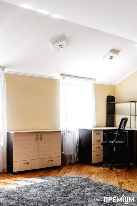 ПРОДАЖ Половина будинку 6 кімнат центр міста