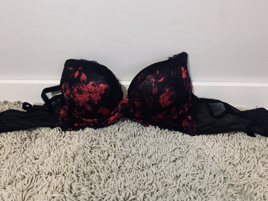 Piękny czarny biustonosz 75B push up