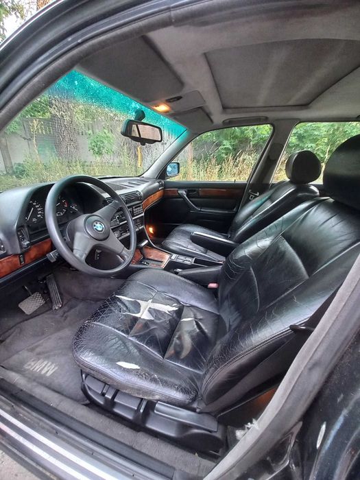 Продам BMW E32 735I