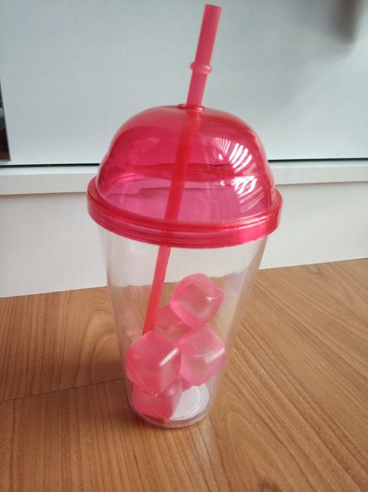 Kubek duży z kostkami lodu plastikowy czerwony słomka