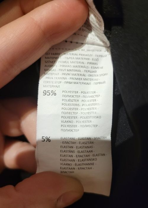 Czarna bluzka z baskinką i kołnierzykiem (Mohito, 32)