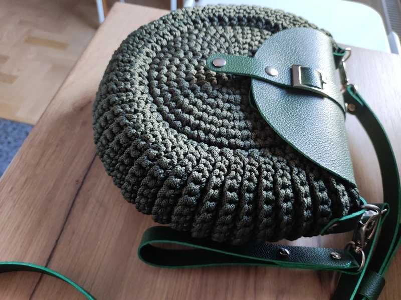 Szydełkowa okrągła torebka na ramię z długim regulowanym paskiem