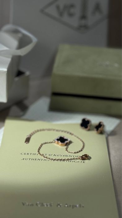 Елегантний комплект у стилі Van Cleef з чорним клевером