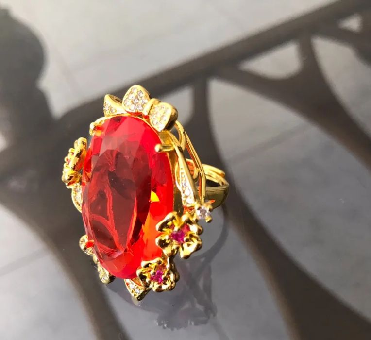 Anel de pedra preciosa estilo vintage à venda a preço especial.