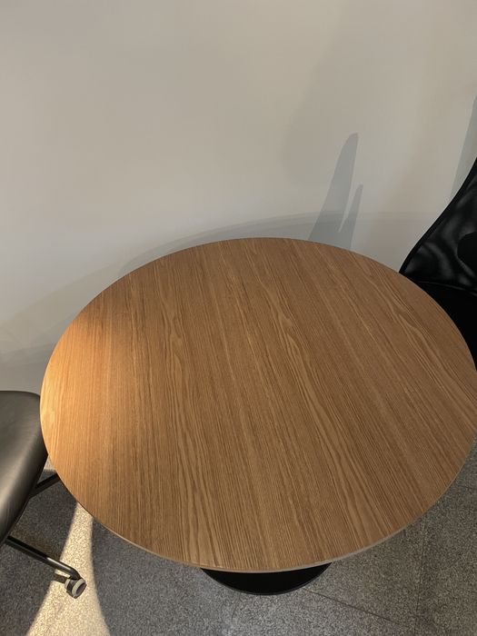 Mesa redonda Homa tampo madeira e pé metal preto