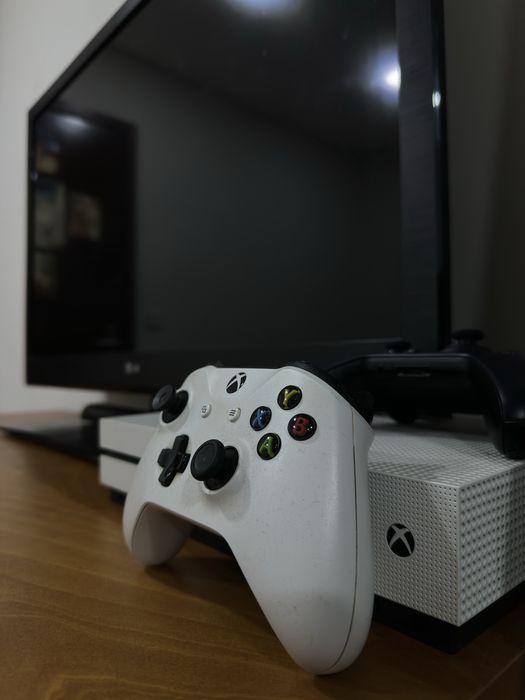 Pack Gaming: Xbox One S (2 Comandos) + TV LG 37"