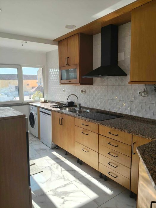 Quarto para arrendar em apt remodelado a 5min do metro para a FCT e Egas Moniz