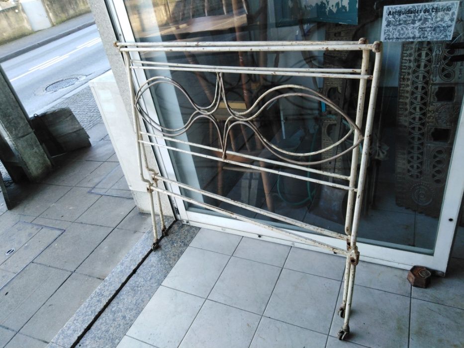 varias camas antigas em ferro maciço.