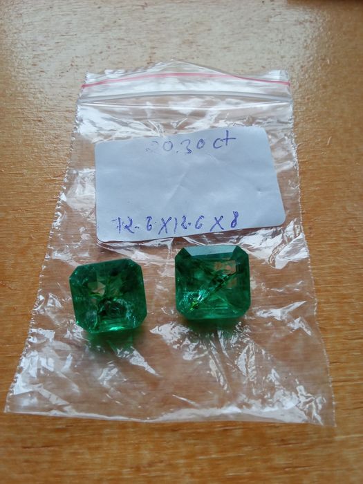 Par de Esmeraldas Naturais á Venda