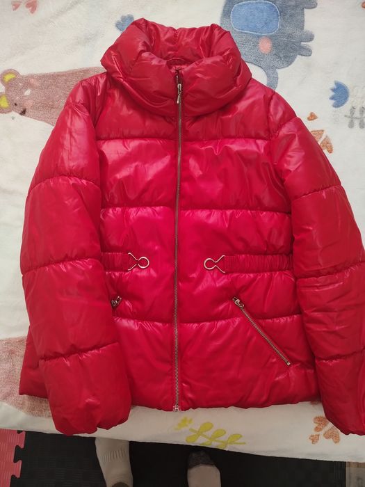 Продам курточку червону H/M