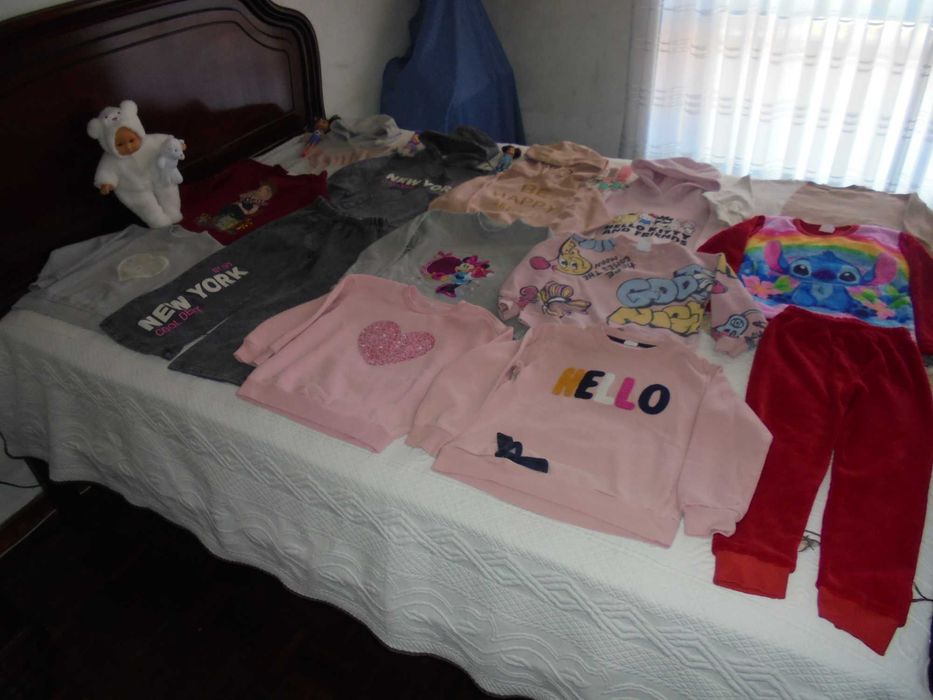 lote de roupa de menina as bonecas