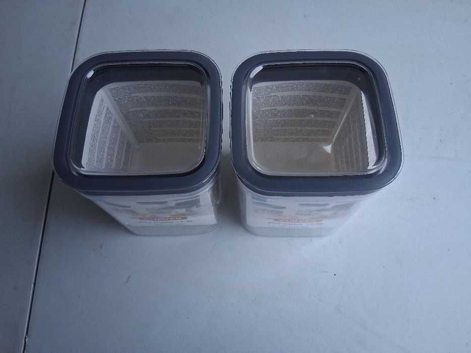 Pojemnik na artykuły sypkie Curver Dry Cube o pojemności 1,3 litra.