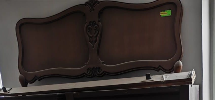 Zabytkowa rama łóżka.