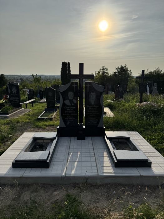 Бюджетні памʼятники з НАТУРАЛЬНОГО КАМЕНЮ | Одинарні | Подвійні