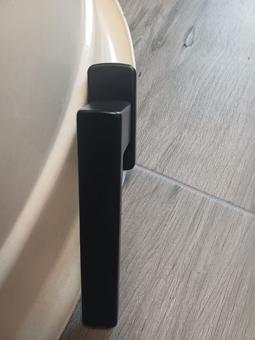 Klamki do okien czarne