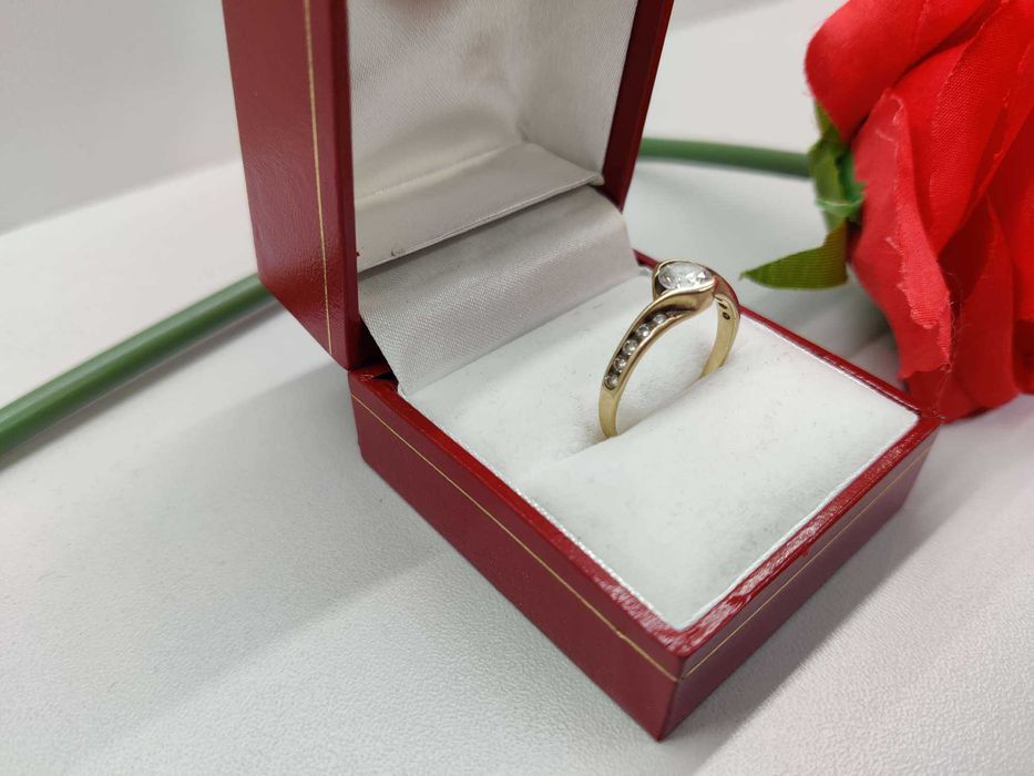 Złoty pierścionek z cyrkoniami 333 1,9G R. 19