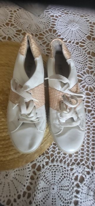 Snakersy białe używane ze skóry naturalnej. Hein