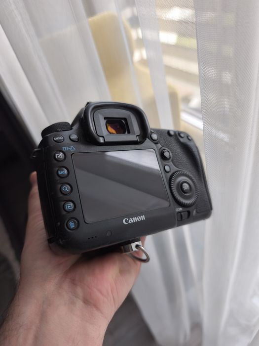 Продам фотоапарат Canon EOS 5D Mark III
