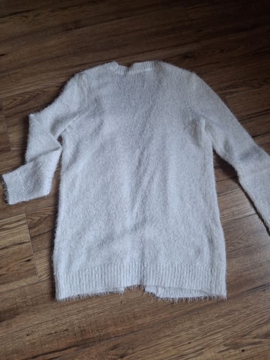 Dwa białe rozpinane swetry M